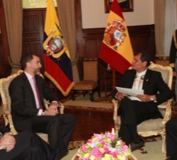 Don Felipe durante el encuentro con el Presidente de Ecuador, Rafael Correa